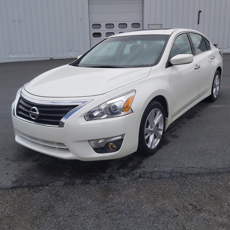 Pre-Owned 2014 Nissan Altima Sedan 2.5 SV CVT 4-Door Sedan